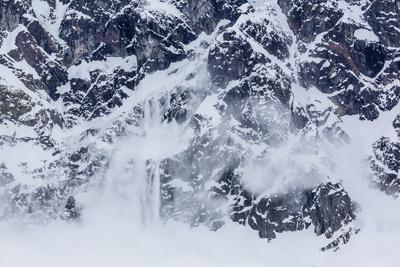 https://imgc.allpostersimages.com/img/posters/ice-cornice-avalanche-at-neko-harbor_u-L-PNF06P0.jpg?artPerspective=n