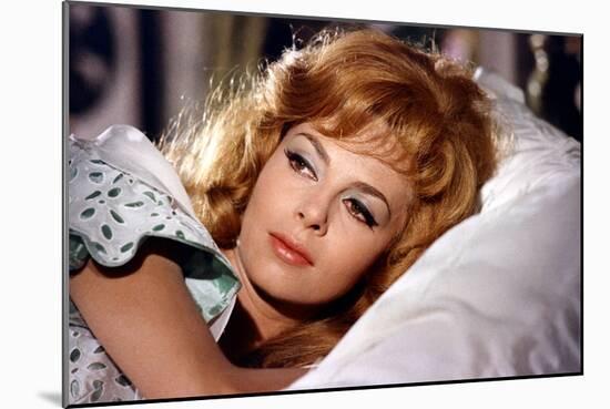 INDOMPTABLE ANGELIQUE, 1967 directed by BERNARD BORDERIE Michele Mercier (photo)-null-Mounted Photo