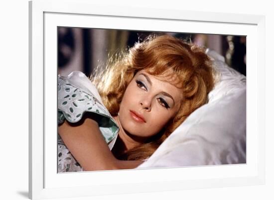 INDOMPTABLE ANGELIQUE, 1967 directed by BERNARD BORDERIE Michele Mercier (photo)-null-Framed Photo