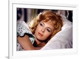 INDOMPTABLE ANGELIQUE, 1967 directed by BERNARD BORDERIE Michele Mercier (photo)-null-Framed Photo