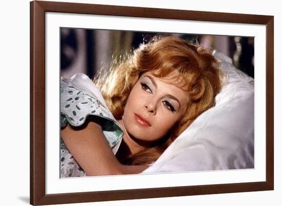 INDOMPTABLE ANGELIQUE, 1967 directed by BERNARD BORDERIE Michele Mercier (photo)-null-Framed Photo