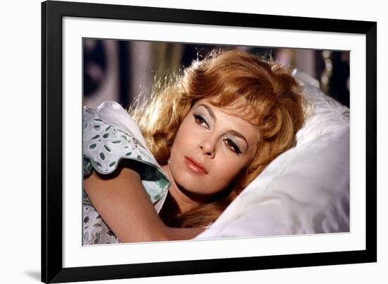 INDOMPTABLE ANGELIQUE, 1967 directed by BERNARD BORDERIE Michele Mercier (photo)-null-Framed Photo