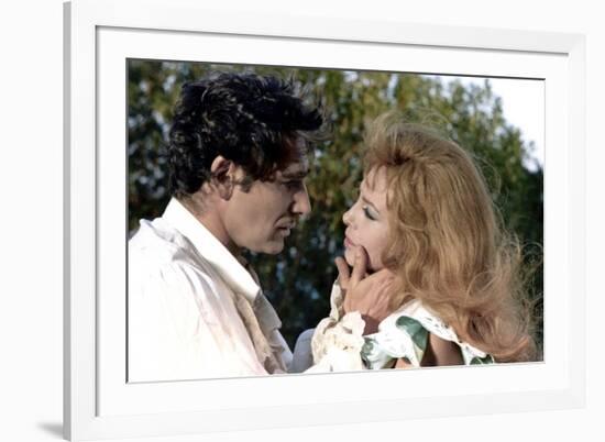 INDOMPTABLE ANGELIQUE, 1967 directed by BERNARD BORDERIE Robert Hossein and Michele Mercier (photo)-null-Framed Photo