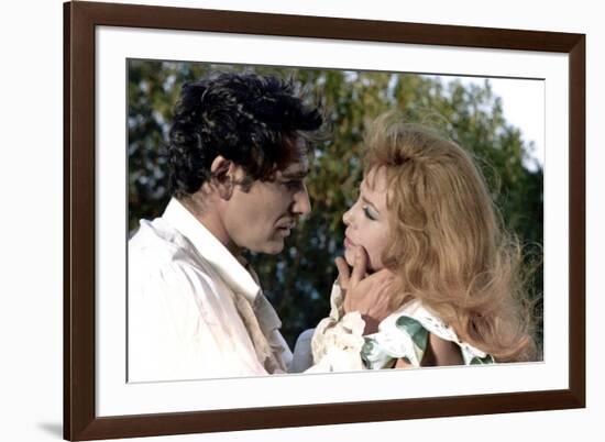 INDOMPTABLE ANGELIQUE, 1967 directed by BERNARD BORDERIE Robert Hossein and Michele Mercier (photo)-null-Framed Photo