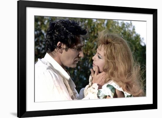 INDOMPTABLE ANGELIQUE, 1967 directed by BERNARD BORDERIE Robert Hossein and Michele Mercier (photo)-null-Framed Photo