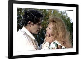 INDOMPTABLE ANGELIQUE, 1967 directed by BERNARD BORDERIE Robert Hossein and Michele Mercier (photo)-null-Framed Photo