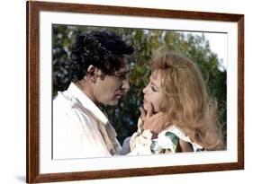 INDOMPTABLE ANGELIQUE, 1967 directed by BERNARD BORDERIE Robert Hossein and Michele Mercier (photo)-null-Framed Photo