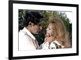 INDOMPTABLE ANGELIQUE, 1967 directed by BERNARD BORDERIE Robert Hossein and Michele Mercier (photo)-null-Framed Photo