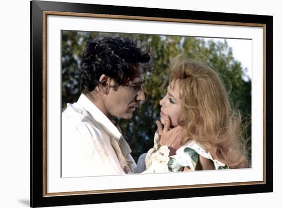 INDOMPTABLE ANGELIQUE, 1967 directed by BERNARD BORDERIE Robert Hossein and Michele Mercier (photo)-null-Framed Photo