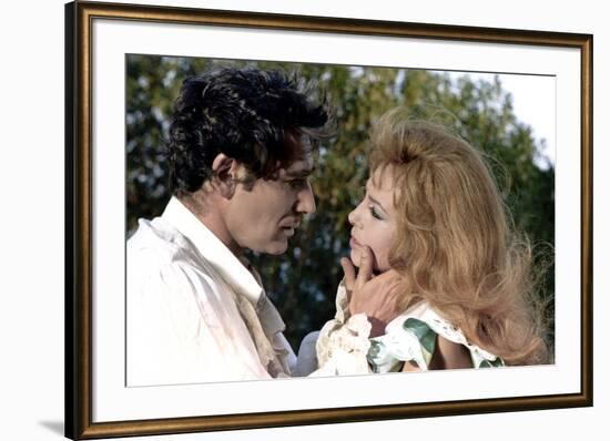 INDOMPTABLE ANGELIQUE, 1967 directed by BERNARD BORDERIE Robert Hossein and Michele Mercier (photo)-null-Framed Photo