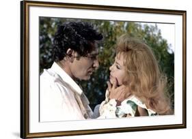 INDOMPTABLE ANGELIQUE, 1967 directed by BERNARD BORDERIE Robert Hossein and Michele Mercier (photo)-null-Framed Photo