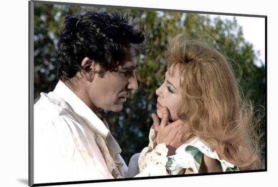 INDOMPTABLE ANGELIQUE, 1967 directed by BERNARD BORDERIE Robert Hossein and Michele Mercier (photo)-null-Mounted Photo