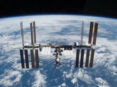 https://imgc.allpostersimages.com/img/posters/international-space-station-in-2009_u-L-PH7QJV0.jpg?artPerspective=n