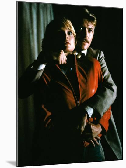 INTO THE NIGHT, 1984 directed by JOHN LANDIS Michelle Pfeiffer and David Bowie (photo)-null-Mounted Photo