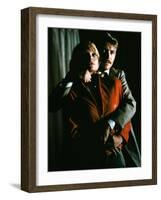 INTO THE NIGHT, 1984 directed by JOHN LANDIS Michelle Pfeiffer and David Bowie (photo)-null-Framed Photo