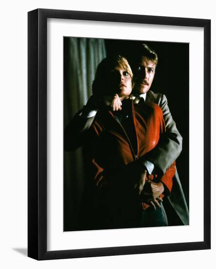 INTO THE NIGHT, 1984 directed by JOHN LANDIS Michelle Pfeiffer and David Bowie (photo)-null-Framed Photo