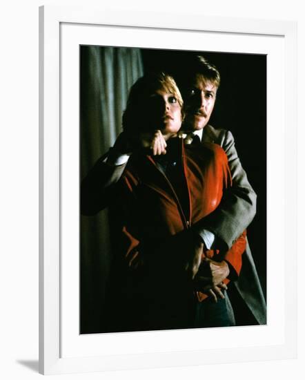 INTO THE NIGHT, 1984 directed by JOHN LANDIS Michelle Pfeiffer and David Bowie (photo)-null-Framed Photo