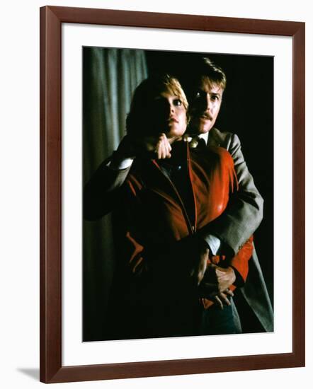 INTO THE NIGHT, 1984 directed by JOHN LANDIS Michelle Pfeiffer and David Bowie (photo)-null-Framed Photo