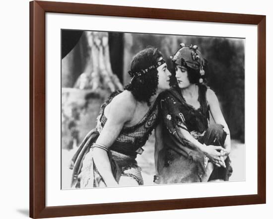 INTOLERANCE, 1916 directed by DAVID WARK GRIFFITH (b/w photo)-null-Framed Photo