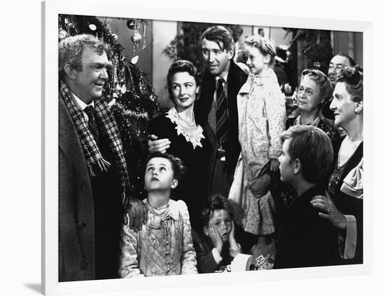 It's a Wonderful Life de FranckCapra avec James Stewart et Donna Reed 1946 famille devant un arbre-null-Framed Photo