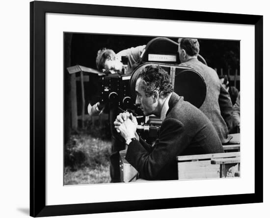 Italian director Michelangelo Antonioni (1912 - 2007) on the set of his film Blow Up, 1967 (b/w pho-null-Framed Photo