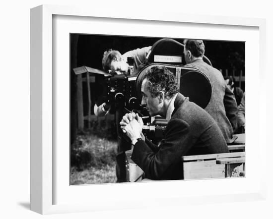 Italian director Michelangelo Antonioni (1912 - 2007) on the set of his film Blow Up, 1967 (b/w pho-null-Framed Photo