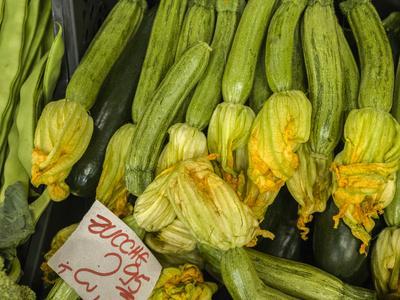 https://imgc.allpostersimages.com/img/posters/italy-florence-zucchini-with-flowers-for-sale-in-the-central-market-mercato-centrale-in-florence_u-L-Q1IKCDU0.jpg?artPerspective=n