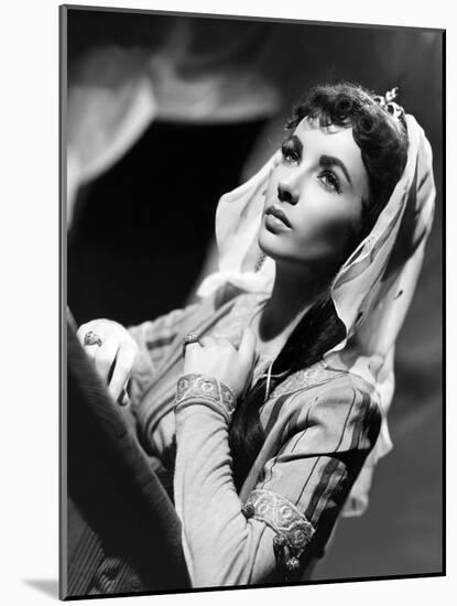 IVANHOE, 1952 directed by RICHARD THORPE Elizabeth Taylor (b/w photo)-null-Mounted Photo