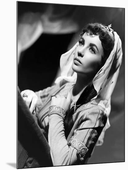 IVANHOE, 1952 directed by RICHARD THORPE Elizabeth Taylor (b/w photo)-null-Mounted Photo