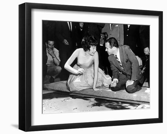 Jack Lemmon, Shirley Maclaine, 1963-null-Framed Photographic Print
