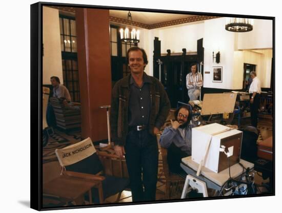 Jack Nicholson and le realisateur Stanley Kubrick sur le tournage du film Shining, 1980 (d'apres St-null-Framed Stretched Canvas