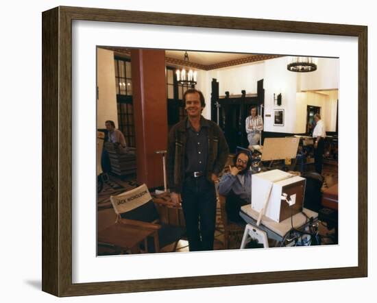 Jack Nicholson and le realisateur Stanley Kubrick sur le tournage du film Shining, 1980 (d'apres St-null-Framed Photo