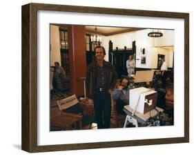 Jack Nicholson and le realisateur Stanley Kubrick sur le tournage du film Shining, 1980 (d'apres St-null-Framed Photo