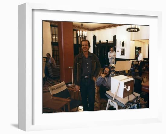 Jack Nicholson and le realisateur Stanley Kubrick sur le tournage du film Shining, 1980 (d'apres St-null-Framed Photo