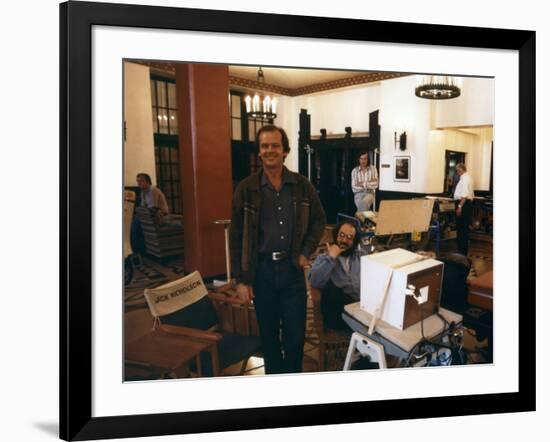 Jack Nicholson and le realisateur Stanley Kubrick sur le tournage du film Shining, 1980 (d'apres St-null-Framed Photo