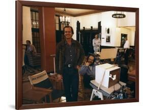 Jack Nicholson and le realisateur Stanley Kubrick sur le tournage du film Shining, 1980 (d'apres St-null-Framed Photo