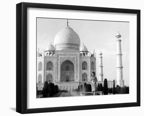 Jackie Kennedy in Front of the Taj Mahal, India, March 15, 1962-null-Framed Photo