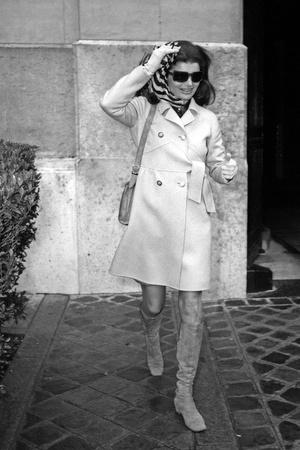 Jackie Kennedy Onassis (Nina Ricci Sunglasses, Gucci Bag) Leaving Crillon  Hotel, Paris, 1970' Photo | AllPosters.com