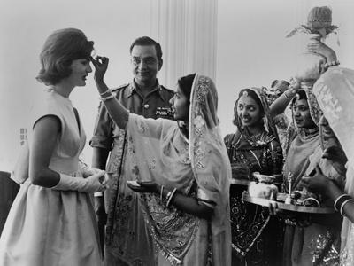 https://imgc.allpostersimages.com/img/posters/jacqueline-kennedy-having-a-bindi-placed-on-her-forehead-at-jaipur-india_u-L-Q10WN0M0.jpg?artPerspective=n