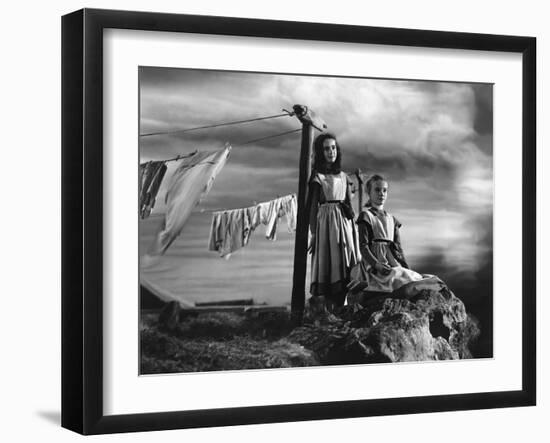 JANE EYRE, 1944 directed by ROBERT STEVENSON Elizabeth Taylor / Peggy Ann Garner (b/w photo)-null-Framed Photo