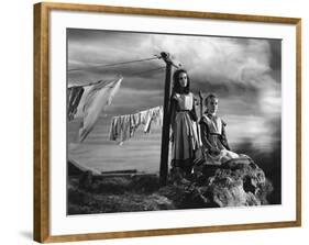 JANE EYRE, 1944 directed by ROBERT STEVENSON Elizabeth Taylor / Peggy Ann Garner (b/w photo)-null-Framed Photo