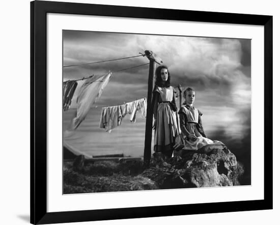 JANE EYRE, 1944 directed by ROBERT STEVENSON Elizabeth Taylor / Peggy Ann Garner (b/w photo)-null-Framed Photo