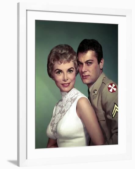 Janet Leigh and Tony Curtis THE PERFECT FURLOUGH, 1958 directed by BLAKE EDWARDS (photo)-null-Framed Photo