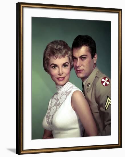 Janet Leigh and Tony Curtis THE PERFECT FURLOUGH, 1958 directed by BLAKE EDWARDS (photo)-null-Framed Photo