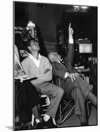 Jerry Lewis and le realisateur Alfred Hitchcock sur le tournage du film La Main au Collet TO CATCH -null-Mounted Photo