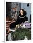 Joan Crawford chez elle dans les annees 40 - Joan Crawford at home in the 40's (photo)-null-Framed Photo