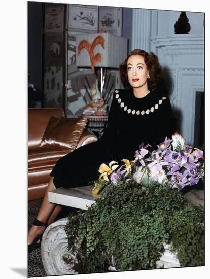 Joan Crawford chez elle dans les annees 40 - Joan Crawford at home in the 40's (photo)-null-Mounted Photo