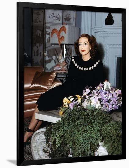 Joan Crawford chez elle dans les annees 40 - Joan Crawford at home in the 40's (photo)-null-Framed Photo