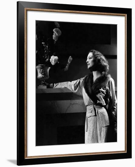 JOAN CRAWFORD dans les annees 30 JOAN CRAWFORD IN THE 30'S (b/w photo)-null-Framed Photo