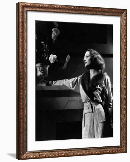 JOAN CRAWFORD dans les annees 30 JOAN CRAWFORD IN THE 30'S (b/w photo)-null-Framed Photo